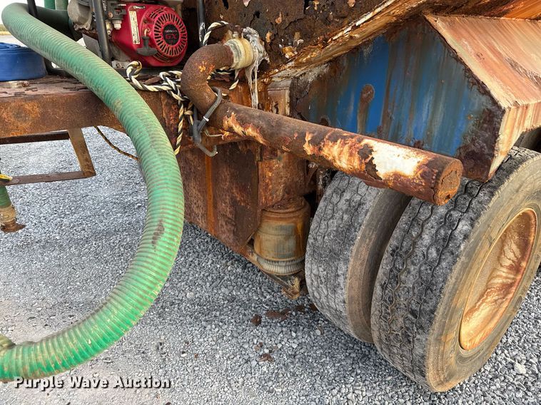 image for item EJ3228 2009 Volvo VN water truck