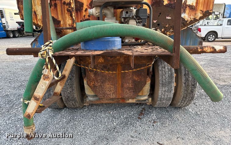 image for item EJ3228 2009 Volvo VN water truck