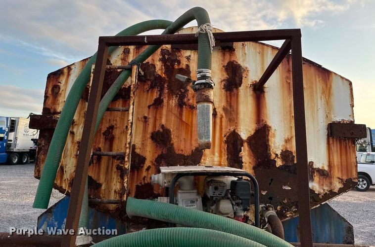 image for item EJ3228 2009 Volvo VN water truck