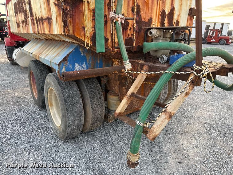 image for item EJ3228 2009 Volvo VN water truck