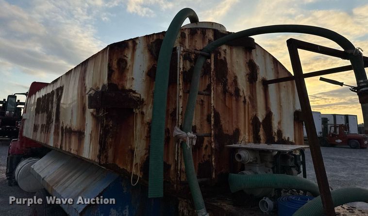 image for item EJ3228 2009 Volvo VN water truck