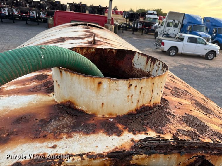 image for item EJ3228 2009 Volvo VN water truck