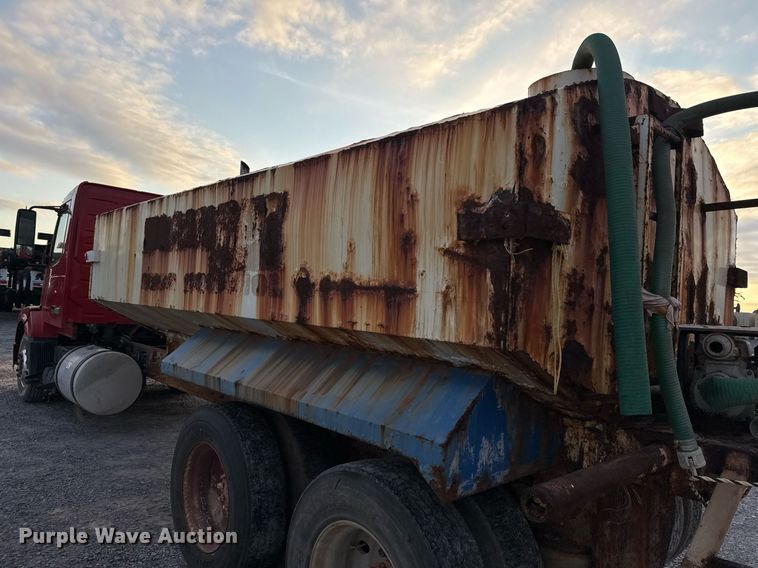 image for item EJ3228 2009 Volvo VN water truck