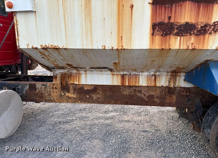 image for item EJ3228 2009 Volvo VN water truck