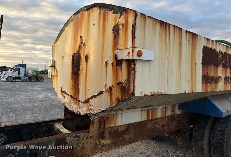 image for item EJ3228 2009 Volvo VN water truck