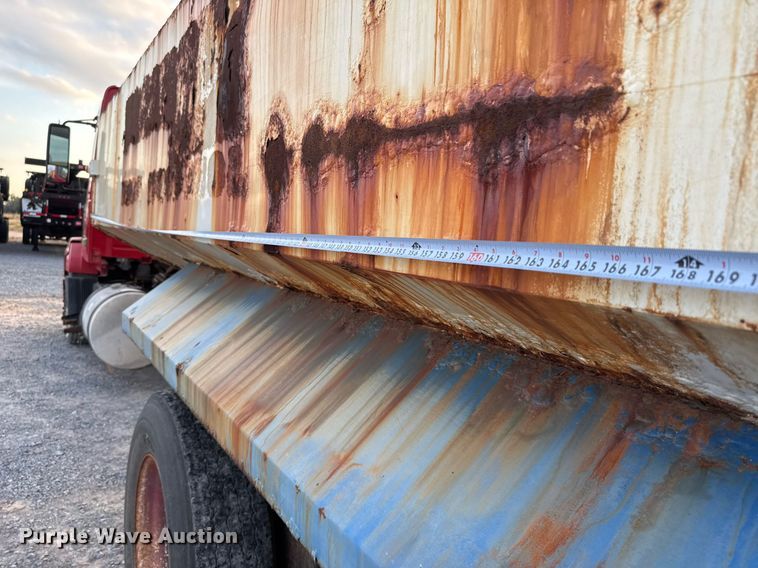 image for item EJ3228 2009 Volvo VN water truck