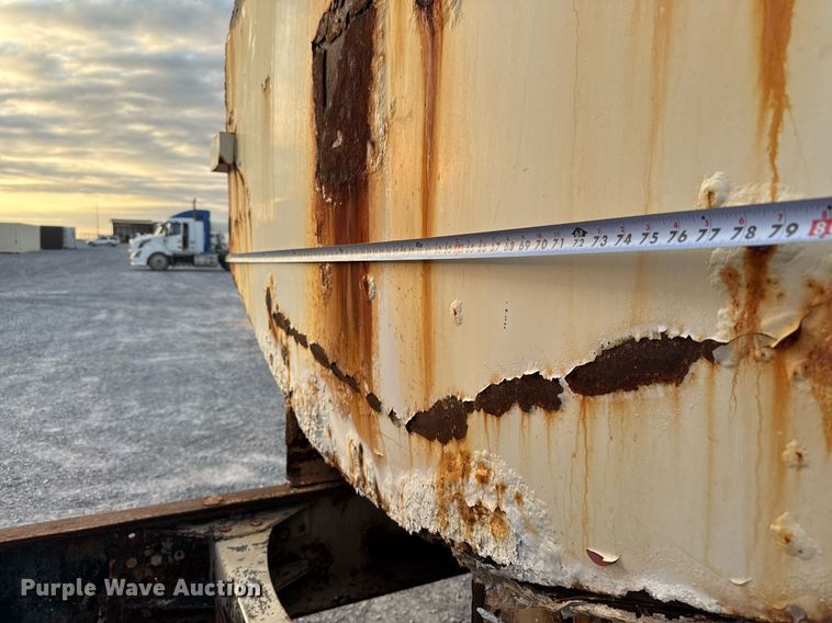 image for item EJ3228 2009 Volvo VN water truck