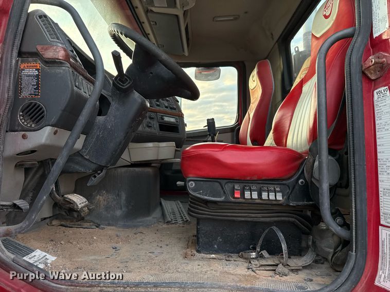 image for item EJ3228 2009 Volvo VN water truck