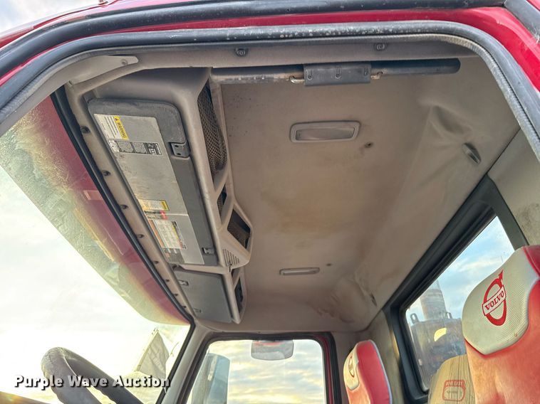 image for item EJ3228 2009 Volvo VN water truck