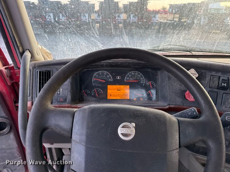 image for item EJ3228 2009 Volvo VN water truck