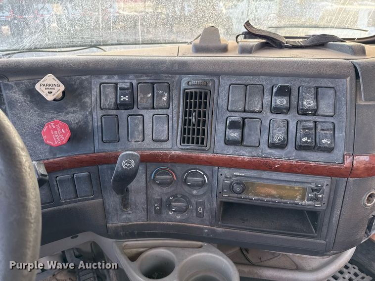 image for item EJ3228 2009 Volvo VN water truck