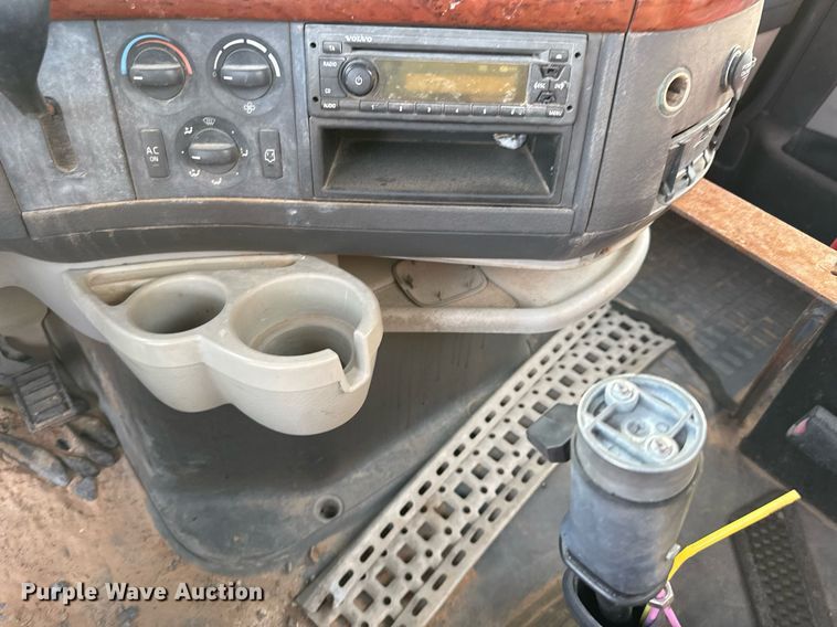 image for item EJ3228 2009 Volvo VN water truck