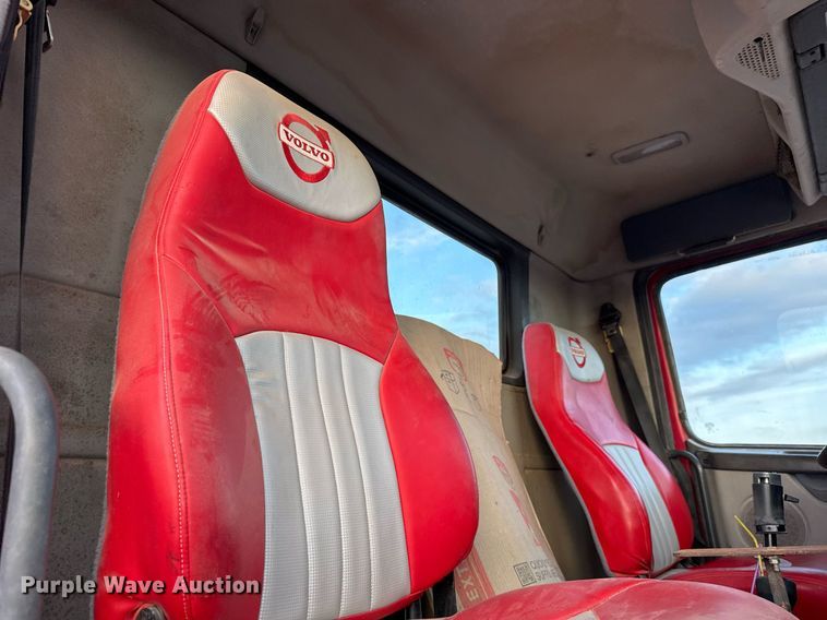 image for item EJ3228 2009 Volvo VN water truck