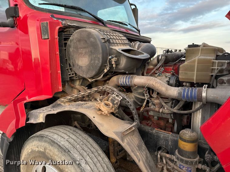 image for item EJ3228 2009 Volvo VN water truck