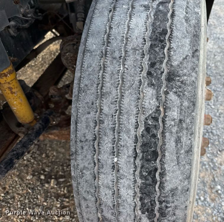 image for item EJ3228 2009 Volvo VN water truck