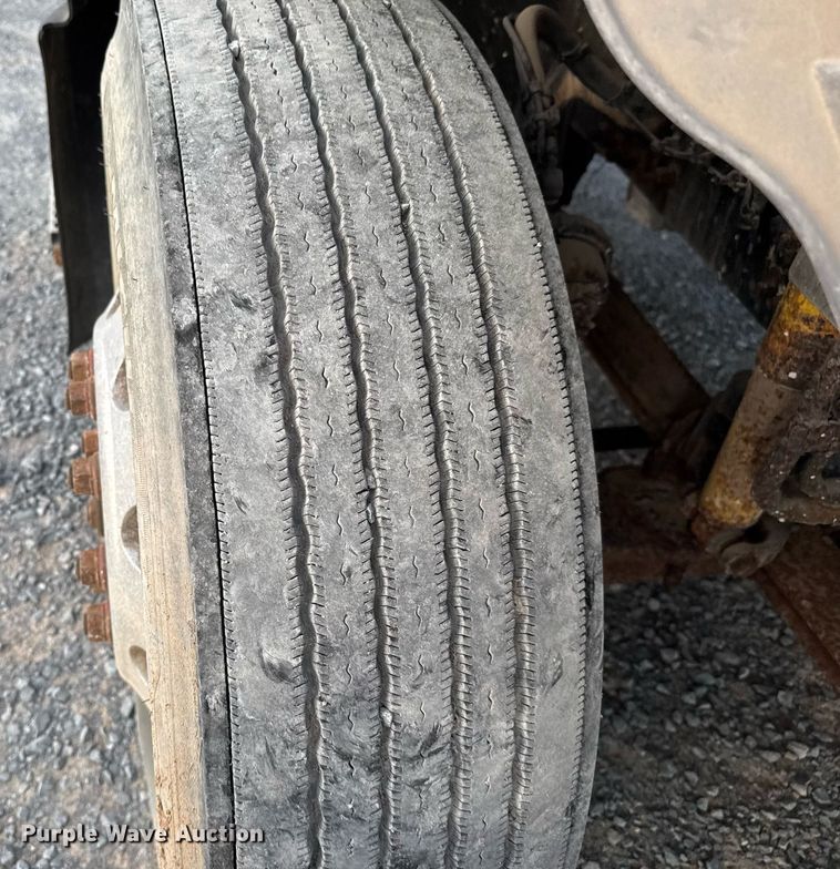 image for item EJ3228 2009 Volvo VN water truck