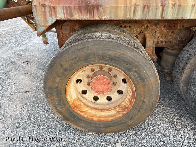 image for item EJ3228 2009 Volvo VN water truck