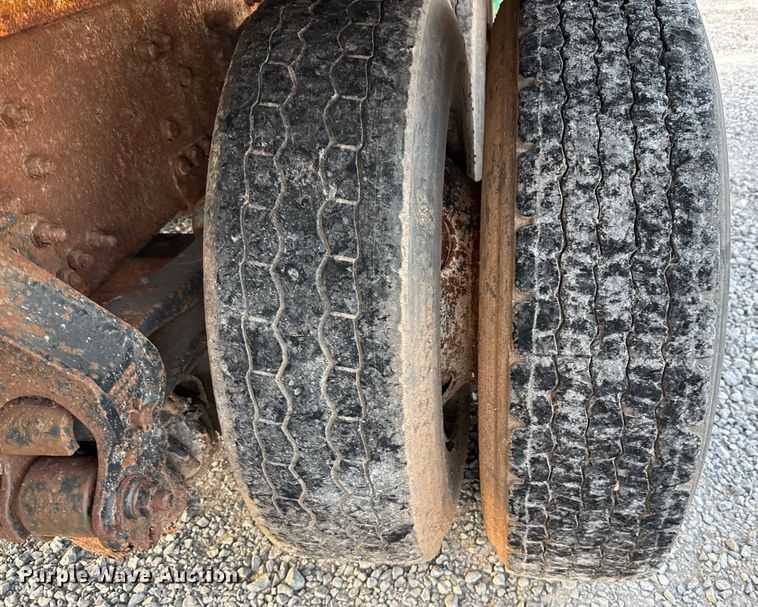 image for item EJ3228 2009 Volvo VN water truck