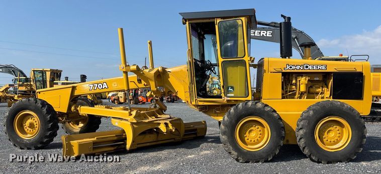 image for item EJ3271 1984 John Deere 770A motor grader