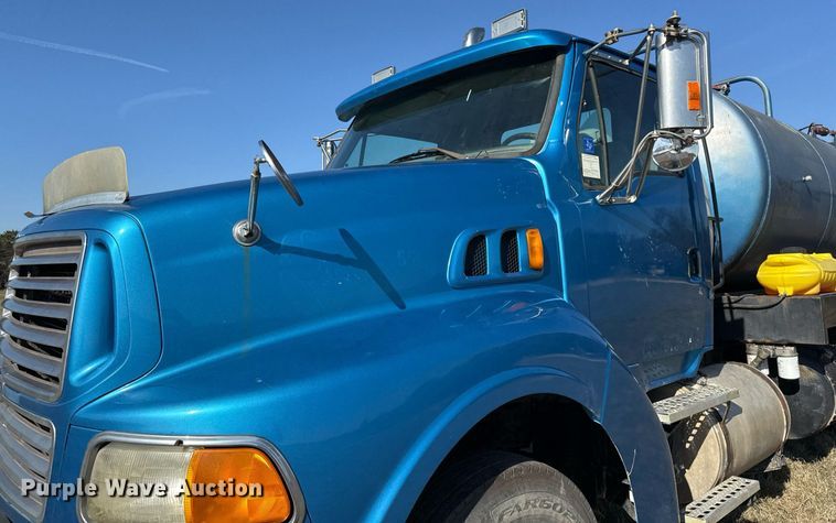 image for item EJ3304 1998 Ford hydrovac truck