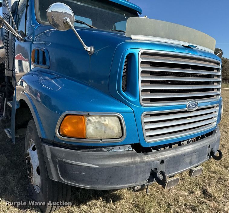 image for item EJ3304 1998 Ford hydrovac truck