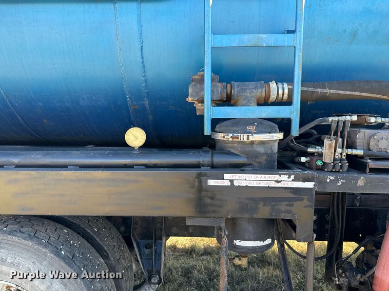 image for item EJ3304 1998 Ford hydrovac truck