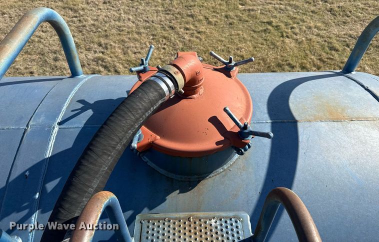 image for item EJ3304 1998 Ford hydrovac truck