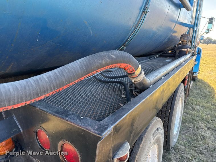 image for item EJ3304 1998 Ford hydrovac truck