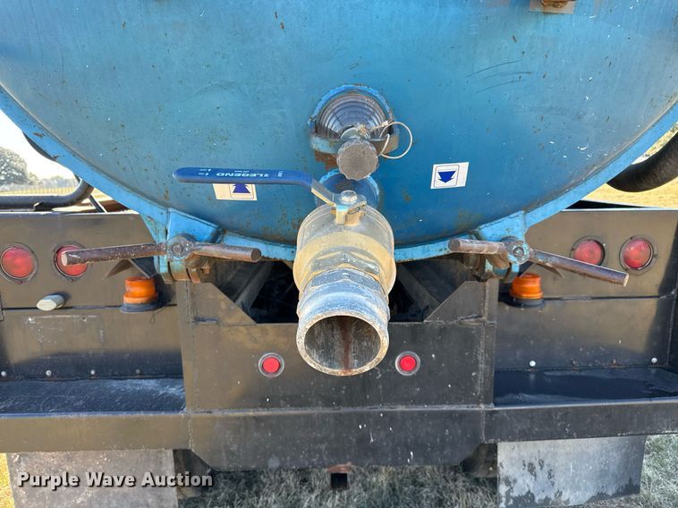 image for item EJ3304 1998 Ford hydrovac truck