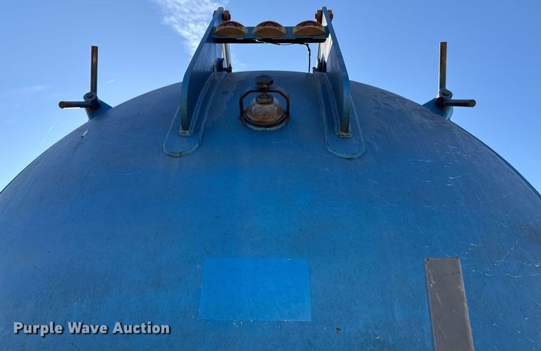 image for item EJ3304 1998 Ford hydrovac truck