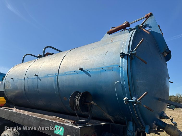 image for item EJ3304 1998 Ford hydrovac truck