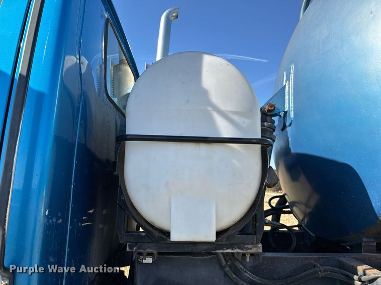 image for item EJ3304 1998 Ford hydrovac truck