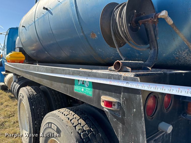 image for item EJ3304 1998 Ford hydrovac truck