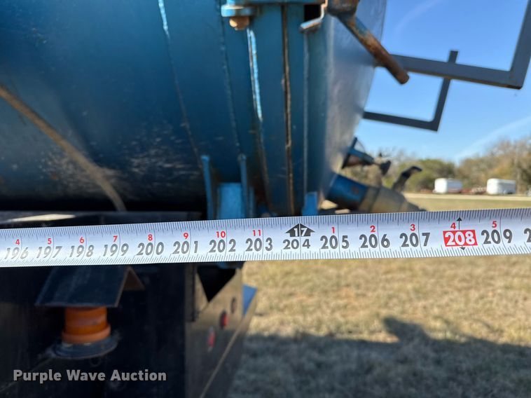 image for item EJ3304 1998 Ford hydrovac truck