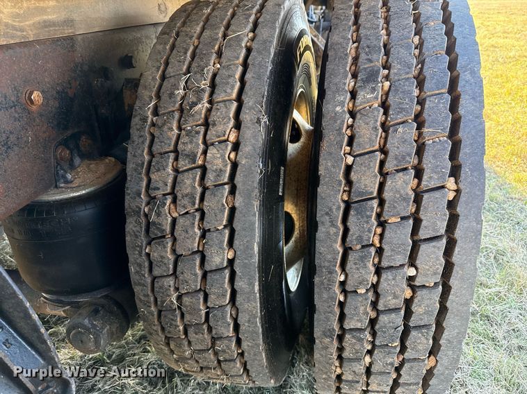 image for item EJ3304 1998 Ford hydrovac truck