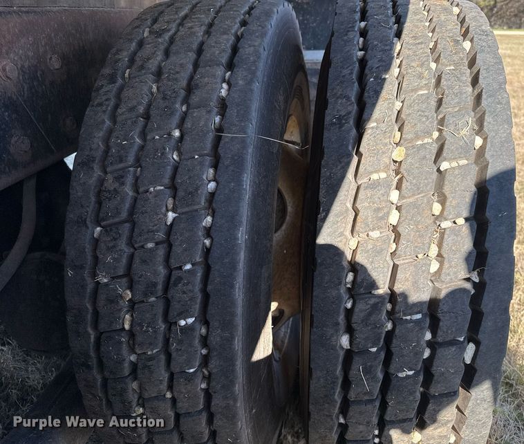 image for item EJ3304 1998 Ford hydrovac truck