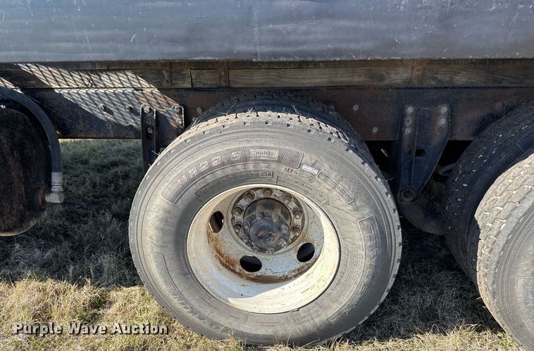 image for item EJ3304 1998 Ford hydrovac truck