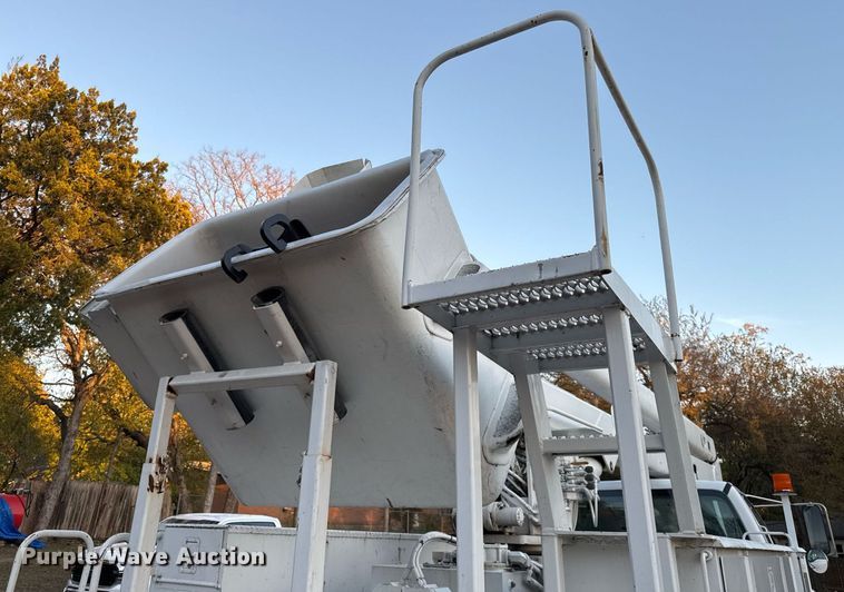 image for item EJ3309 2009 Ford F750 Super Duty bucket truck
