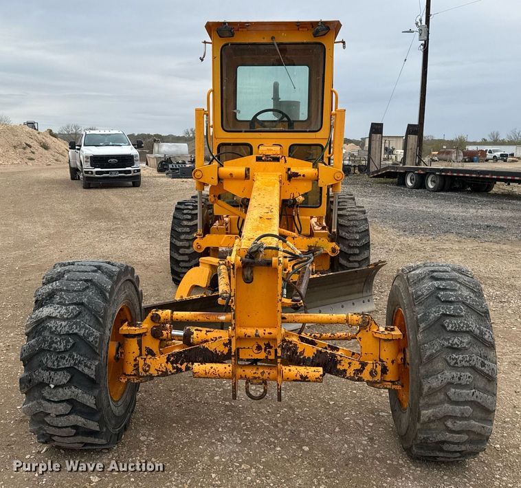image for item EJ3320 2002 LeeBoy 685 motor grader
