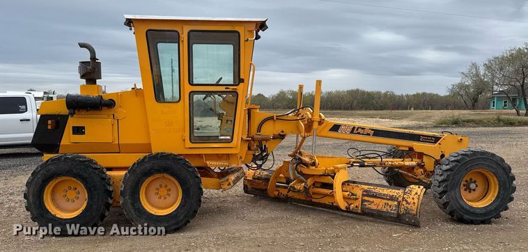 image for item EJ3320 2002 LeeBoy 685 motor grader