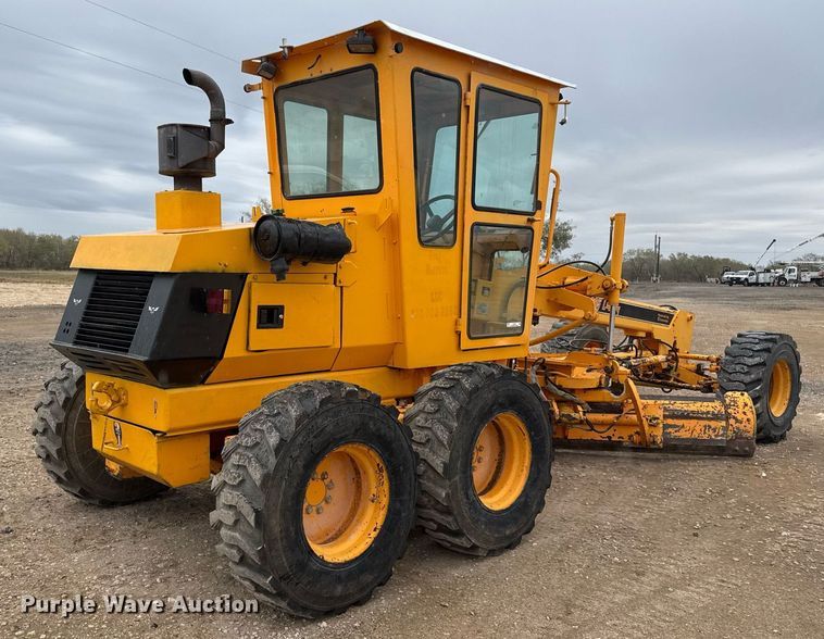 image for item EJ3320 2002 LeeBoy 685 motor grader