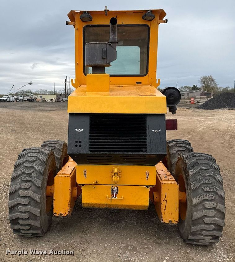 image for item EJ3320 2002 LeeBoy 685 motor grader