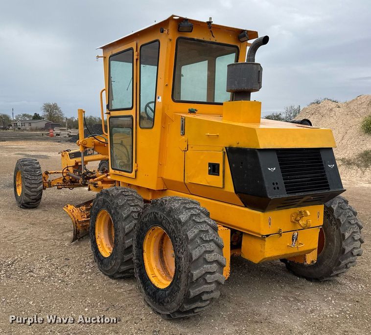 image for item EJ3320 2002 LeeBoy 685 motor grader