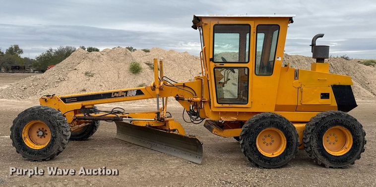 image for item EJ3320 2002 LeeBoy 685 motor grader