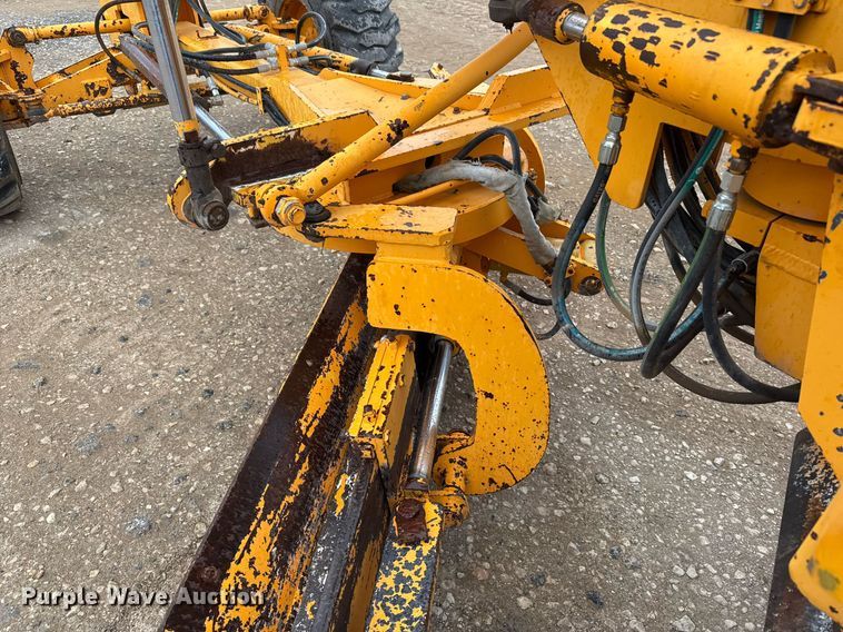 image for item EJ3320 2002 LeeBoy 685 motor grader