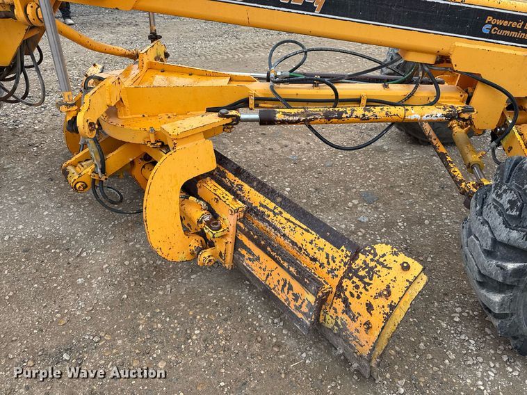 image for item EJ3320 2002 LeeBoy 685 motor grader