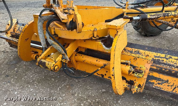 image for item EJ3320 2002 LeeBoy 685 motor grader