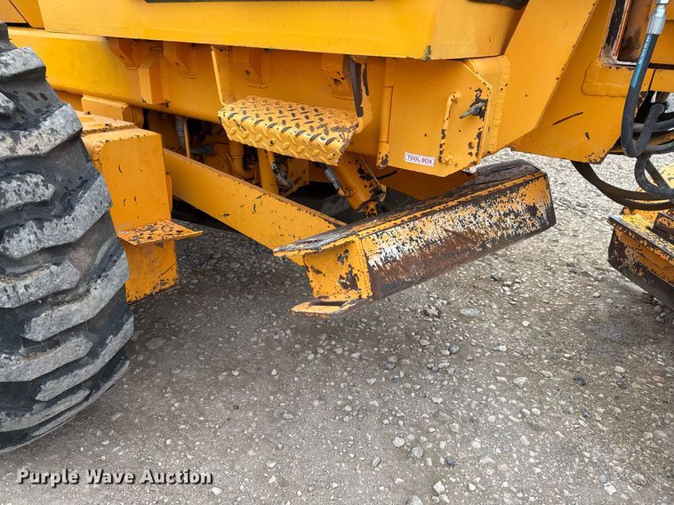 image for item EJ3320 2002 LeeBoy 685 motor grader