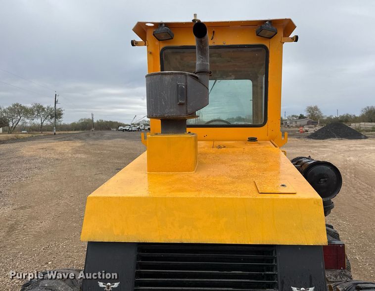 image for item EJ3320 2002 LeeBoy 685 motor grader