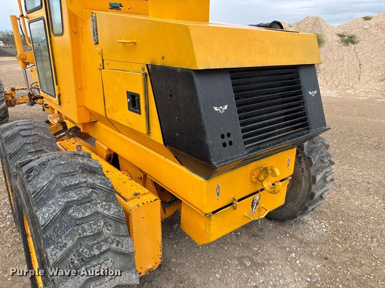 image for item EJ3320 2002 LeeBoy 685 motor grader